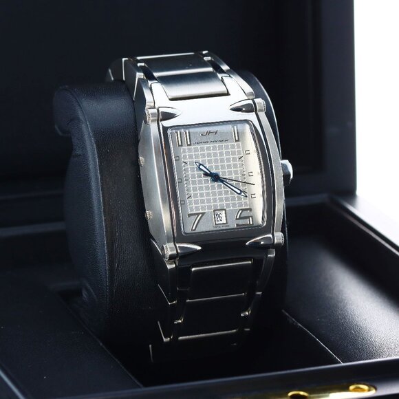 Jorg Hysek V-King VK04 Automatic, Silver Dial - Stainless Steel on Bracelet - Picture 3 of 9